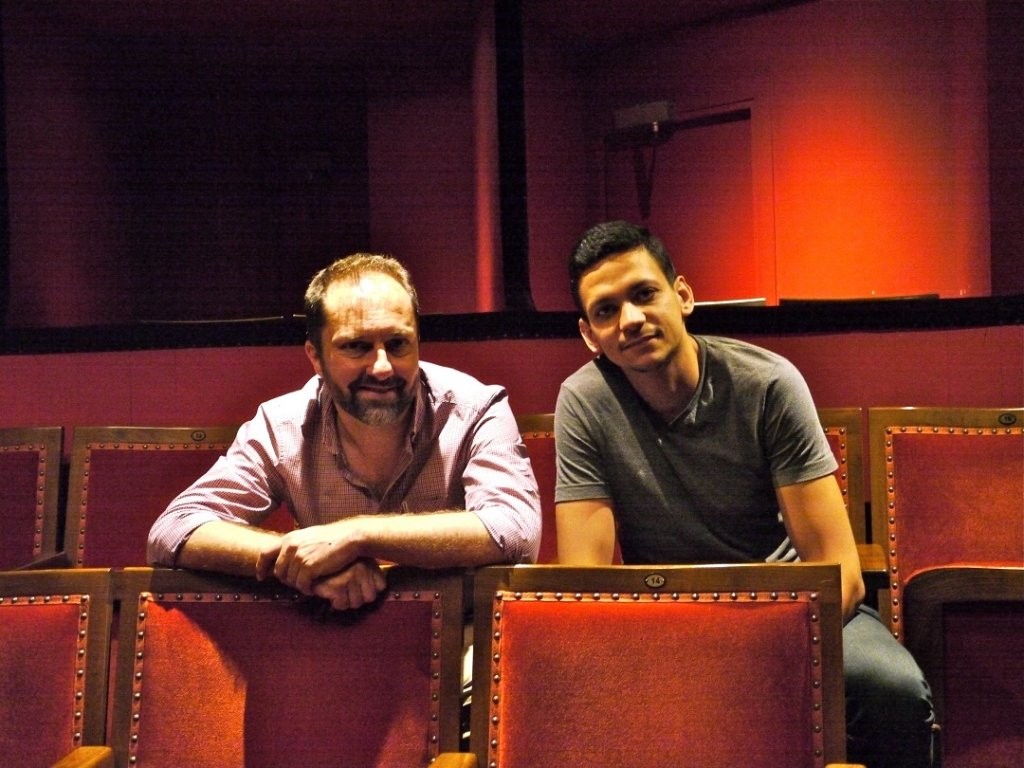 Olivier Letellier et Zied Zouari au balcon du Théâtre du Jeu de Paume, leur lieu de travail quotidien actuellement. (Photo M.E.)