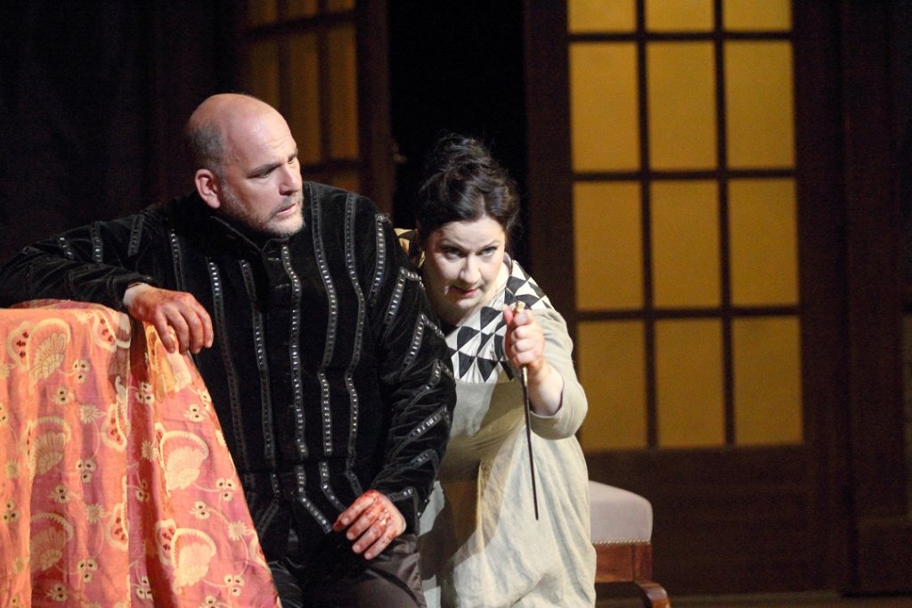 Le couple maudit incarné par Csilla Boross et Juan Jesus Rodriguez . Les mains pleins de sang, Macbeth vient d’assassiner le roi Duncan. (Photo Christian Dresse)