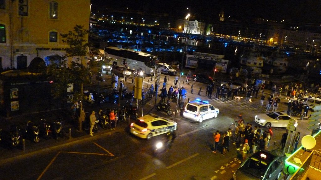 Les échauffourées ont retourné le Cours Jean-Ballard jusqu'à 1h30 (Photo P.M.-C.)