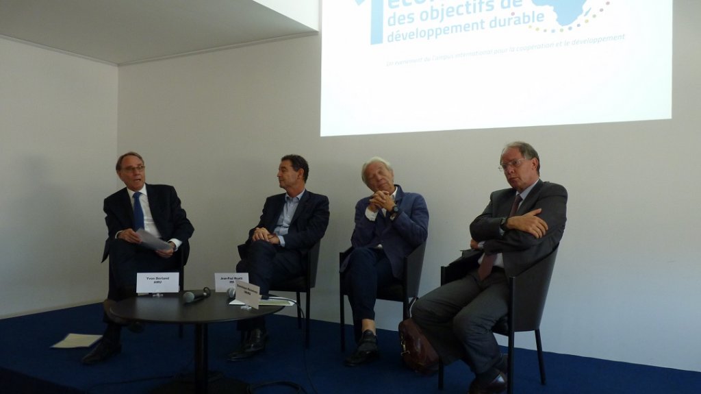 Yvon Berland, président de l'AMU, Jean-Paul Moatti, PDG de l'IRD, Dominique Maraninchi, président de l'IMéRA et Bernard Valero, directeur de l'Avitem/Villa Méditerranée insistent sur l'importance de la mise en place de la première Ecole d'été des objectifs du développement durable et notamment à Marseille (Photo M.C.)