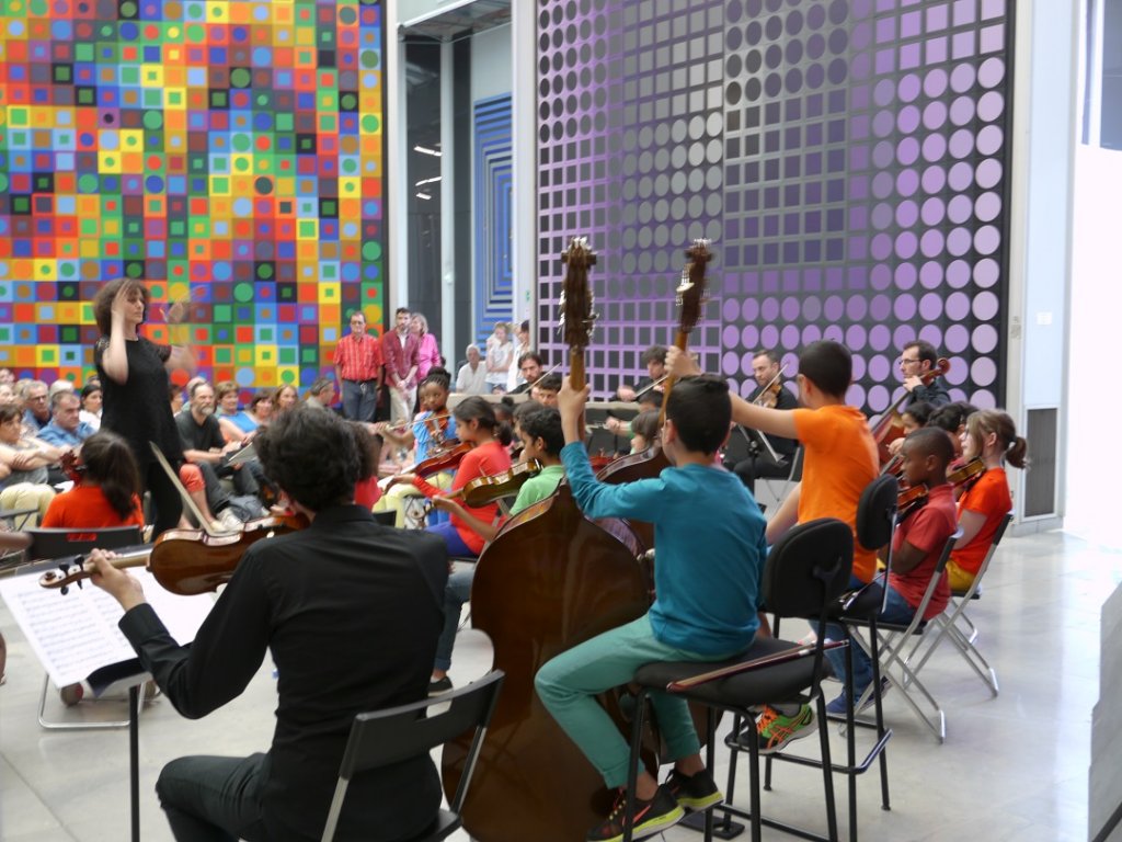 A la fondation Vasarely, les élèves de l’Orchestre à cordes de l’école Korsec de Marseille, accompagnés du Quatuor Cadences – musiciens-relais à l’Académie du Festival – ont ouvert le parcours avec une proposition musicale autour de Trois Pièces pour quatuor à cordes de Stravinski, dirigée par le Quatuor Béla. En écho, le Chœur Antequiem réalise une performance vocale sous la direction de Philippe Franceschi (Photo M.E.)