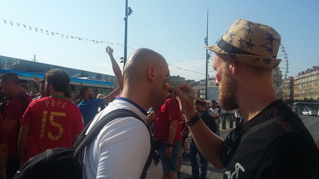 Euro 2016 à Marseille: Qui a dit qu'on ne pouvait pas voir les supporteurs en peinture ? (Photo Patricia Maillé-Caire)