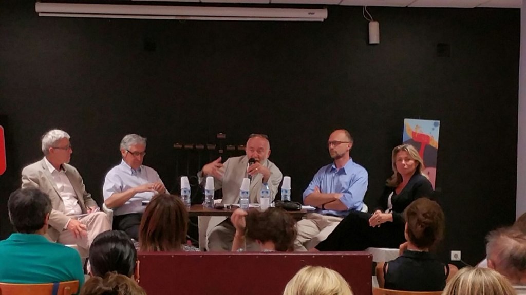 Bernard Mossé, le Pr. Gilbert Benayoun, Alexis Nuselovici, Édouard Roberechts et Caroline Pozmentier-Sportich ont apporté quelque éclairage lors de la table ronde sur "Justice et terreur" (Photo A.C.)