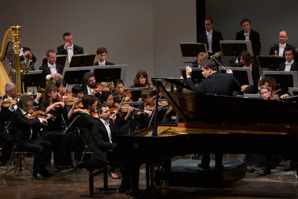 Bertrand Chamayou et l’Orchestre de Lyon en ouverture du festival International de Piano de la Roque d'Anthéron (Photo Maud Delaflotte )