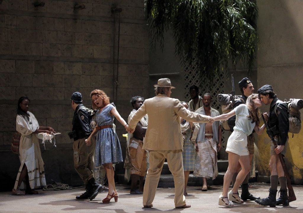 Le (faux) départ au combat de Guglielmo, à g. et Ferrando, à dr. dont les fiancées Fiordiligi et Dorabella sont retenues par Don Alfonso. (Photo Pascal Victor / artcomart)