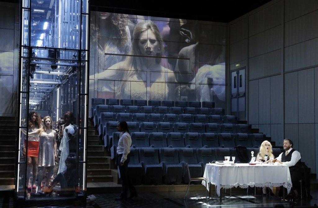 Dans le couloir de plexiglas, frontière entre les mondes des morts et des vivants, la beauté revêt son habit immaculé sous l’œil du plaisir et en présence, attablés, de la désillusion et du temps (Photo Pascal Victor- artcomart)