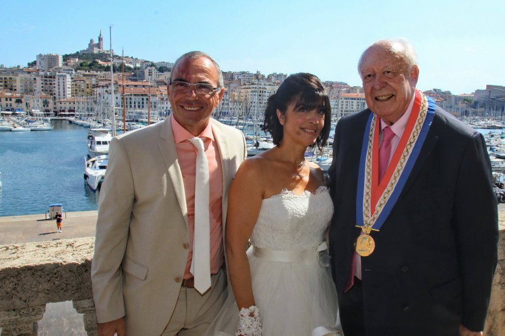 C'est un mariage très sport que le maire de Marseille, Jean-Claude Gaudin, a célébré ce samedi 30 juillet, avec l'union de Richard Miron et Valérie Laugaudin (Photo Robert Poulain)