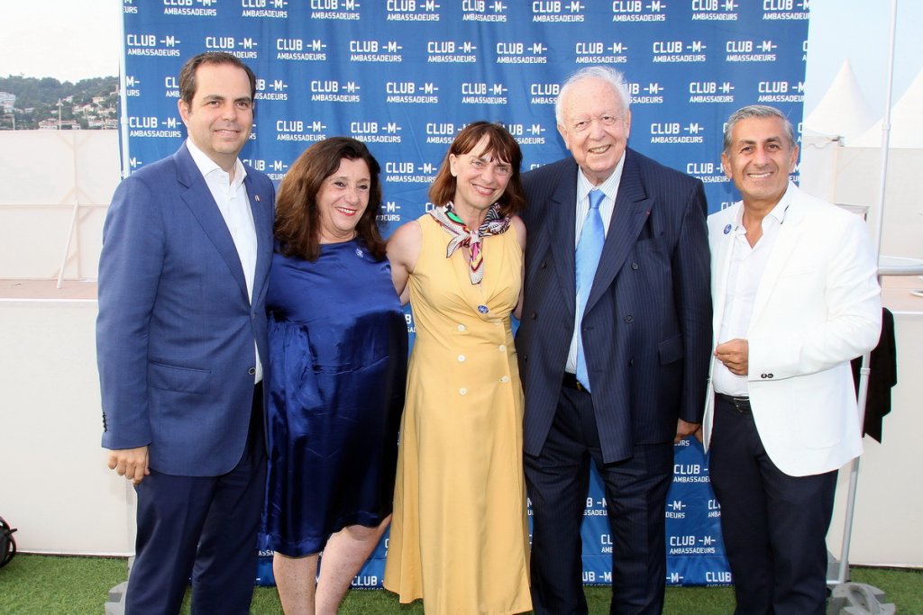 Le maire de Marseille, Jean-Claude Gaudin entouré de Didier Parakian, madame le Bâtonnier élu Geneviève Maillet, Solange Baggi et Yves Moraine (Photo Robert Poulain)