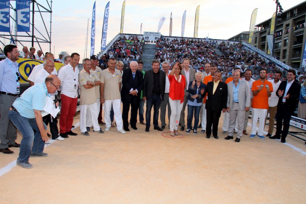 Martine Vassal la présidente du département des Bouches-du-Rhône s'est prêtée et non sans plaisir au traditionnel lancer de bouchon de la Final du Mondial La Marseillaise à pétanque sous le regard bienveillant du maire de Marseille Jean-Claude Gaudin et du président du Mondial Michel Montana (Photo Robert Poulain)