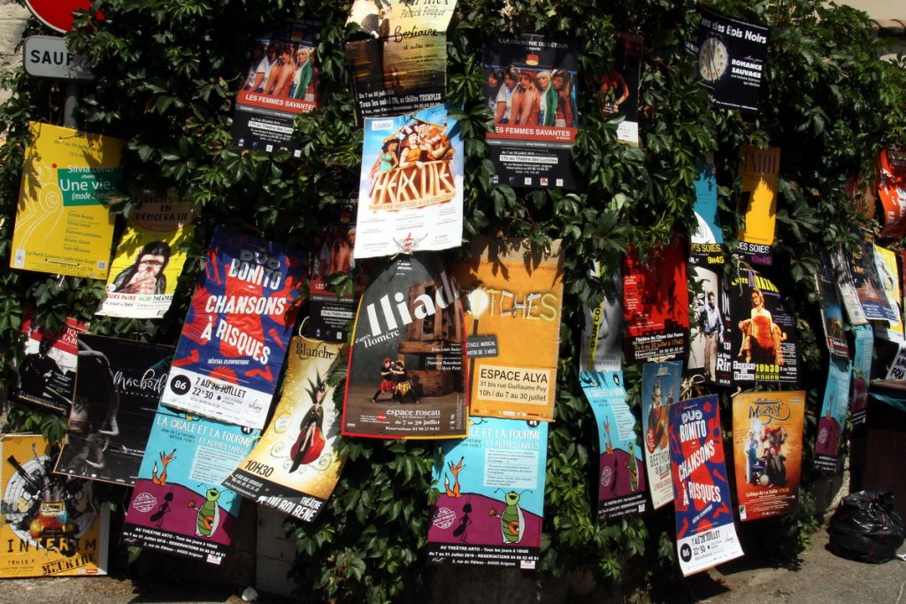 L'été venu, l'arbre aux affiches fleurit pour le Festival d'Avignon (Photo Robert Poulain)