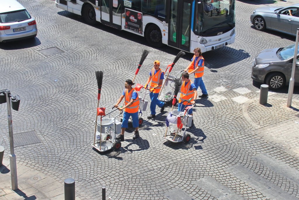 Euro 2016- France-Allemagne: Les agents du nettoiement à la queue leuleu à Marseille pour que belle reste la ville (Photo Robert Poulain)