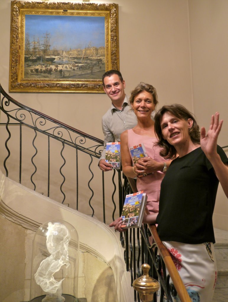 En montant les escaliers, Christine Roesch, Véronique Dardoize et Michel Granseigne nous présentent le nouveau guide Avignon-Vaucluse du petit futé (Photo M.E.)