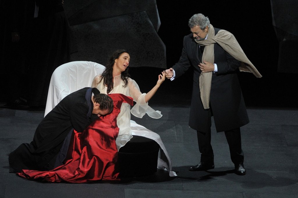 La Traviata vit ses derniers instants entourée d’Alfredo et de Giorgo Germont. Un énorme moment d’émotion (Photo Jean-Claude Carbonne)