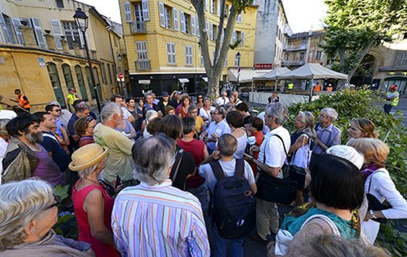 l’abattage de platanes malades et donc dangereux en ont été empêchés par une quarantaine de manifestants regroupés sous les arbres(Photo aixenprovence.fr)