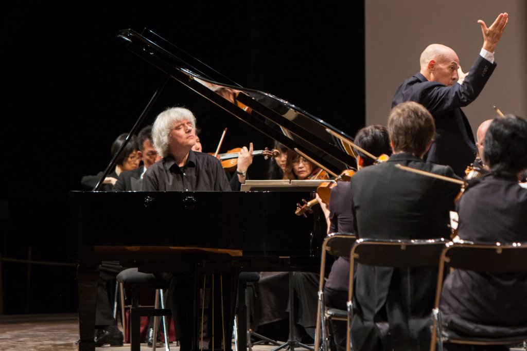 Dezsö Ranko au piano et l'Ensemble Kanazawa dirigé par Michiyoshi Inoue (Photo Maud Delaflotte)