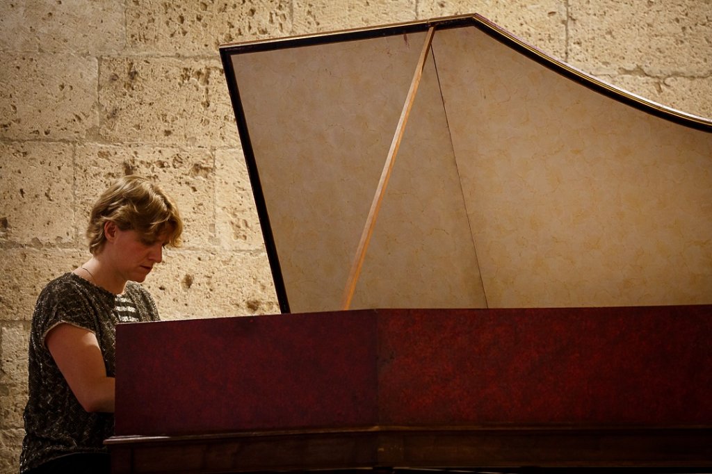 Native de Marseille, Céline Frisch, a étudié au conservatoire d’Aix-en-Provence avant de rejoindre la Schola Cantorum de Bâle. Elle est aujourd’hui l’une des clavecinistes les plus réputées pour ses interprétations de Bach comme ici, lundi en fin d’après-midi, à l’abbaye de Silvacane. (Photo Christophe Gremiot)