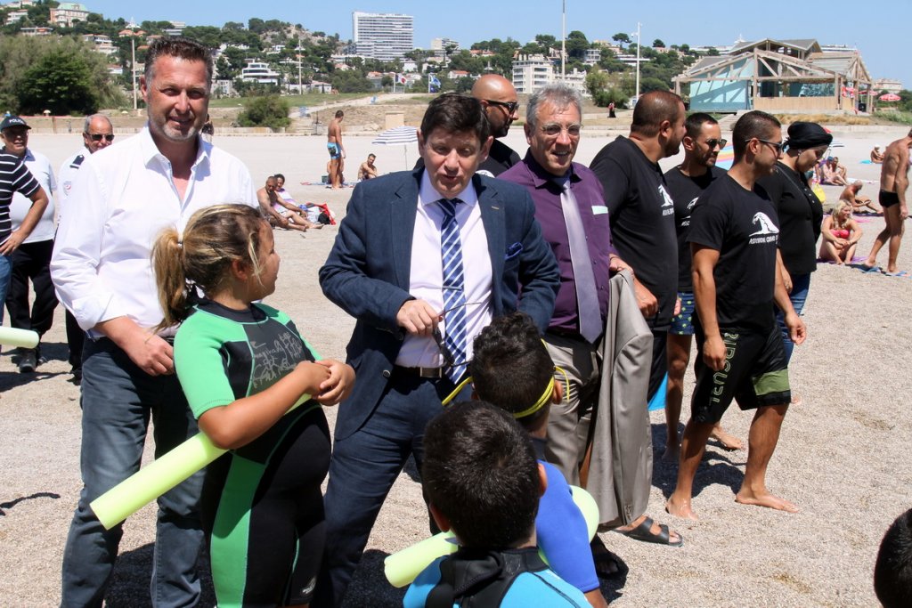 A Marseille le ministre Patrick Kanner au plus près des futurs champions de natation accompagné de Didier Réault, adjoint au maire de Marseille en charge Mer, Littoral Nautisme et Plages et Yves Rousset Préfet délégué pour l'égalité des chances (Photo Robert Poulain)