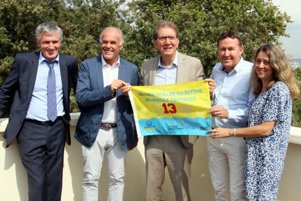 Guy Teissier, Président du Conseil de Territoire Marseille-Provence entouré de Dominqiue Tian, 1er adjoint au maire de Marseille, Paul d’Ortoli, Président de l’Office de la Mer Marseille-Provence et Eric Diard, conseiller de la Métropole Aix-Marseille-Provence délégué à la mer, au littoral et aux parcs naturels (Photo Robert Poulain)