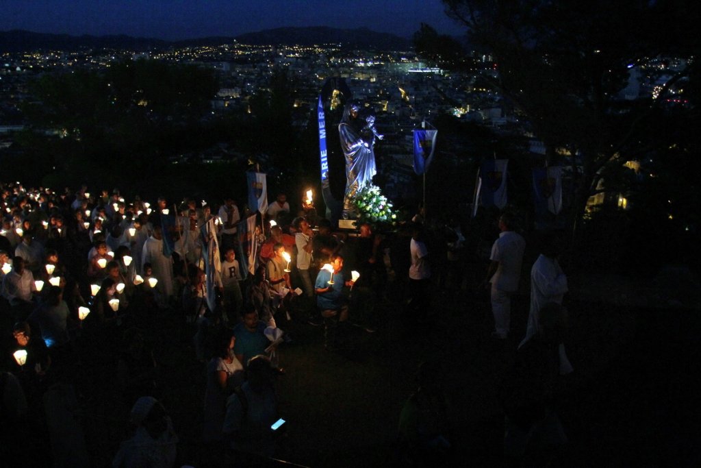 Procession aux flambeaux jusqu'à la basilique de Notre-Dame de la Garde (Photo Robert Poulain)