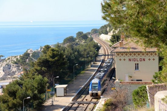 réservé aux passagers du TER Marseille-Miramas, ce train de la Côte Bleue révèle la beauté sauvage de ce littoral (Photo Philippe Maillé)