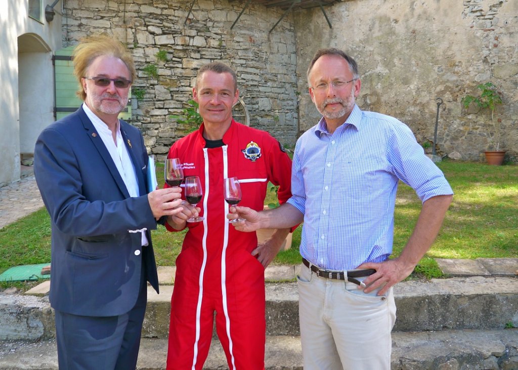 Philippe Faure-Brac, Jérôme Vincent et Guillaume Tari ont dégusté les vins dans l’enceinte du fort Balaguier (Photo M.E.)