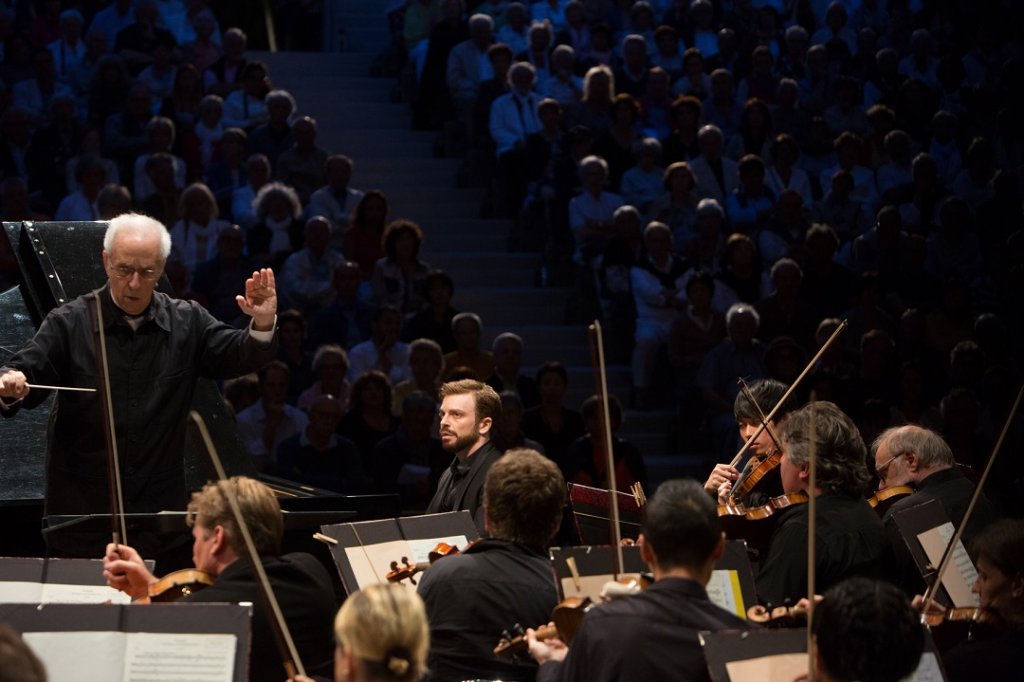 David Kadouch attentif à la direction du maestro Foster (Photo Maud Delaflotte)