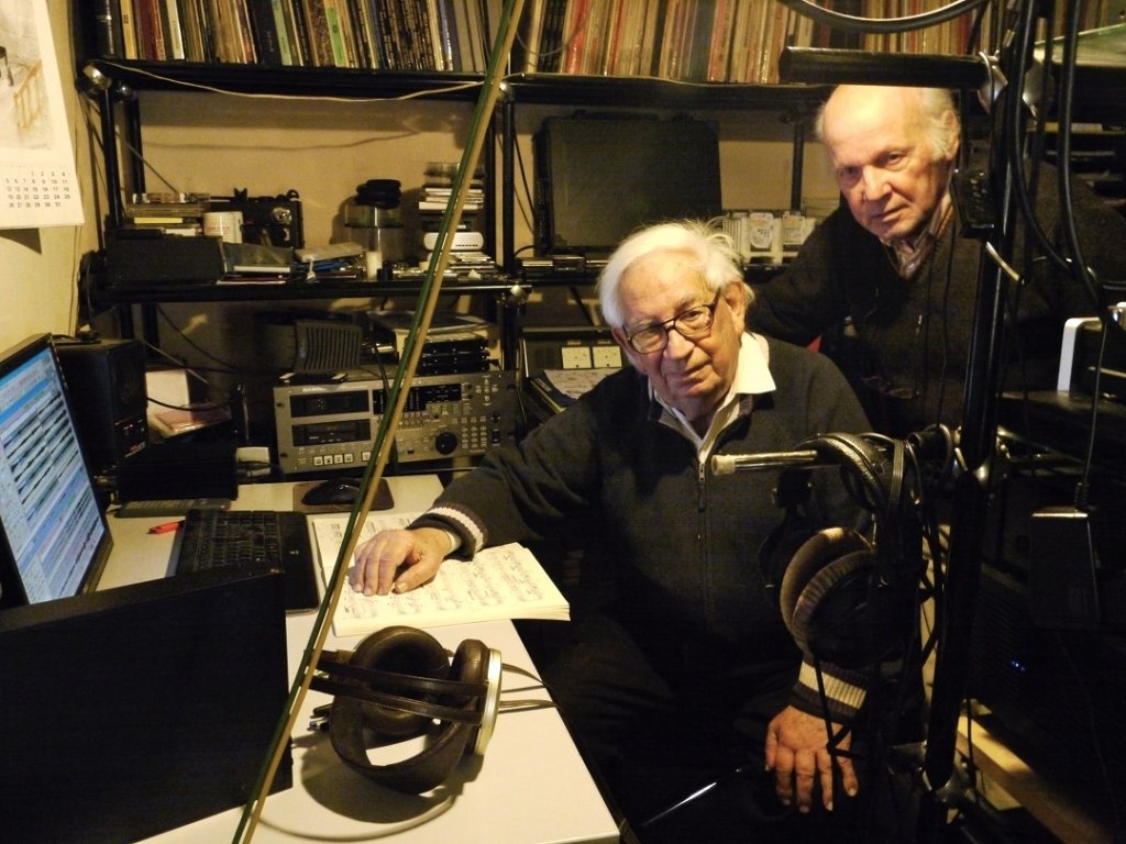 C’était il y a quelques mois, dans le studio de Lyrinx où Daniel Wayenberg travaillait à la finalisation de l’enregistrement des Études Transcendantes en compagnie de René Gambini (au second plan) et de sa fille Florence. (Photo M.E.)