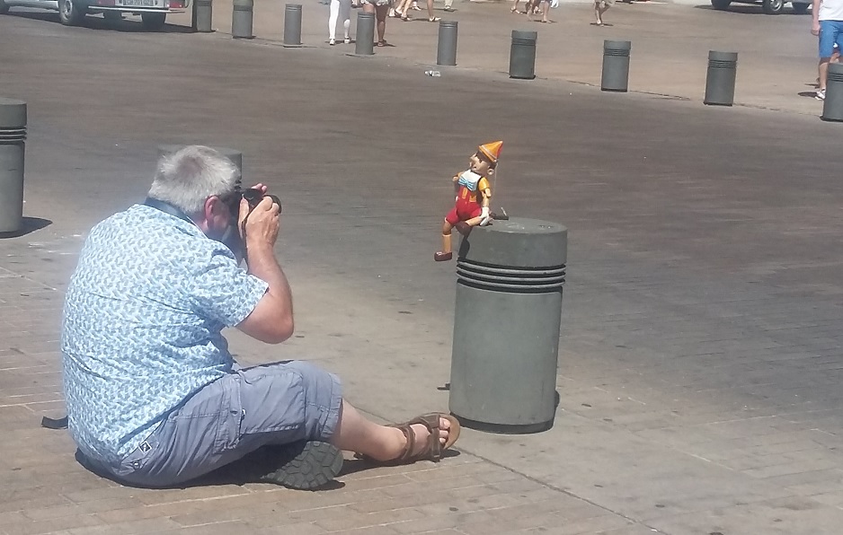 Inédit - Pinocchio et Gepetto en vacances à Marseille (Photo Patricia Maillé-Caire)