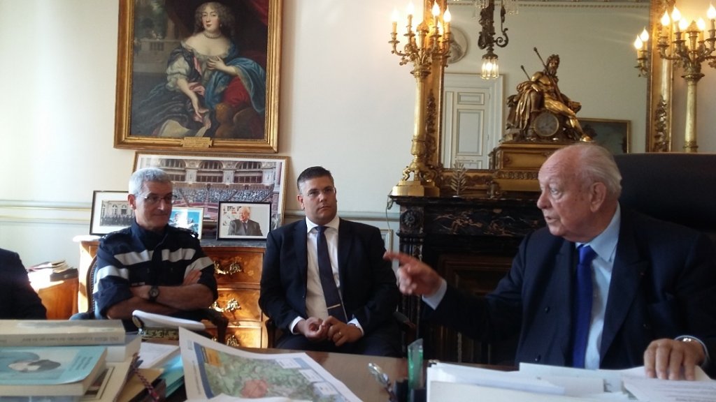 Jean-Claude Gaudin a organisé une conférence de presse dans son bureau en présence de Julien Ruas, le vice-amiral Charles-Henri Garié, Didier Réault, Richard Mallié, président du SDIS13, Lionel Royer Perreaut maire des 9/10 (Photo P.M.-C.)