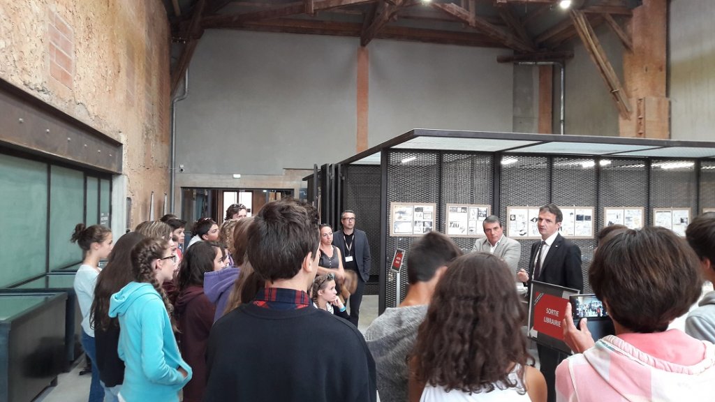 Les parlementaires ont également eu l'opportunité d’échanger avec des collégiens de Chambéry en visite au Camp des Milles sur les leçons civiques à tirer de l’histoire du Camp (Photo CdM)