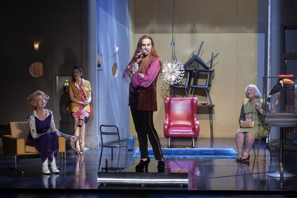 Les femmes savantes, Philaminte (Marie-Armelle Deguy) Armande (Caroline Espargilière) et Bélise (Thomas Morris) sous le charme de Trissotin (Geoffroy Rondeau) (Photo Brigitte Enguerand)