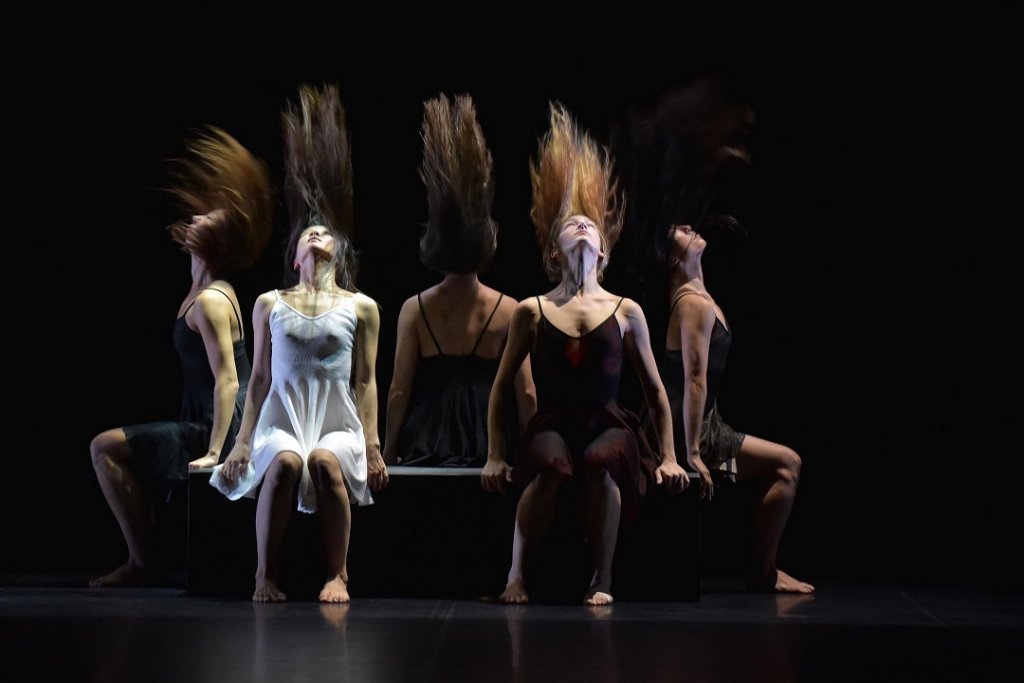 La chorégraphie d’Angelin Preljocaj met en œuvre la totalité du corps humain, même les cheveux pour l'un des grands moments poétiques de l'oeuvre (Photo Jean-Claude Carbonne)