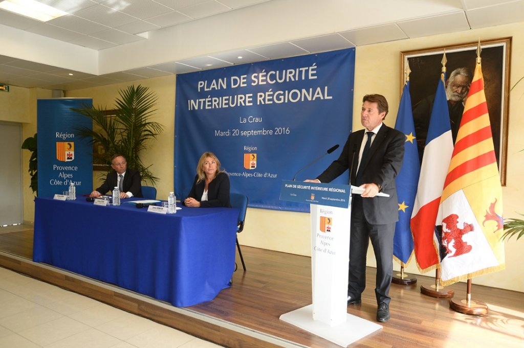 Christian Estrosi, Président de la Région Provence-Alpes-Côte d'Azur vient de dévoiler le Plan de Sécurité Intérieure Régional en présence de Caroline Pozmentier, vice-présidente de la Région déléguée à la prévention, à la délinquance et la sécurité et du maire de La Crau Christian Simon (Photo Jean-Pierre Garufi)