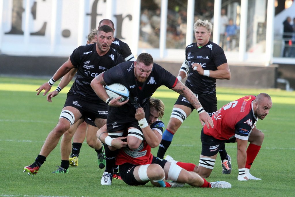 L’engagement des joueurs de Provence Rugby illustré en une photo, celle de Karolis Naviskas tentant d’échapper à la défense nazairienne. (Photo Robert Poulain)