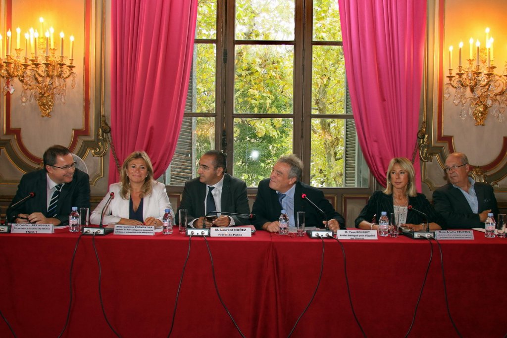 Laurent Nuñez, préfet de police des Bouches-du-Rhône, Yves Rousset, préfet délégué pour l’égalité des chances, Caroline Pozmentier-Sportich, adjointe au maire de Marseille déléguée à la sécurité publique et à la prévention de la délinquance, Arlette Fructus, adjointe au maire de Marseille déléguée au logement, à la politique de la ville et à la rénovation urbaine ont signé une convention relative au dispositif de médiation sociale urbaine, en présence de Bernard Oliver, président de l’AR HLM Paca & Corse et Frédéric Béringuier directeur Bouches-du-Rhône ENEDIS (Photo Robert Poulain)