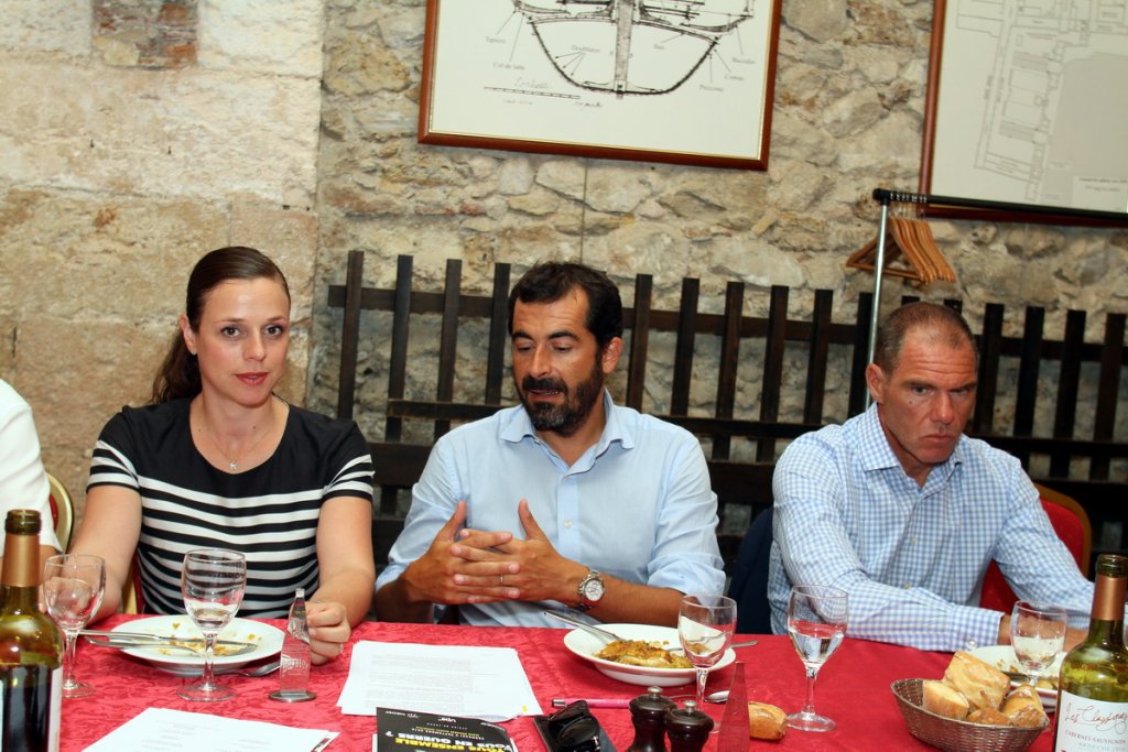 Johan Bencivenga entouré deHeïdi Salazar, candidate aux élections de la CCI du Pays d’Arles et de Frédéric Ronal, Président Comité des Banques des Bouches du Rhône de la Fédération Française Bancaire (Photo Robert Poulain)