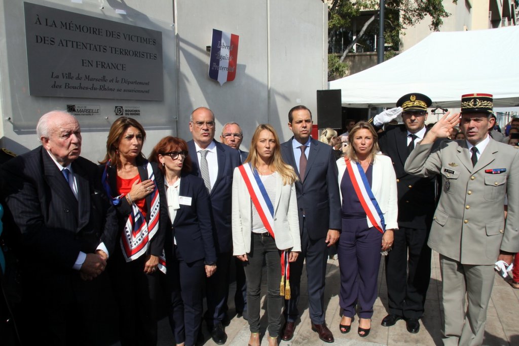 Une plaque commémorative en hommage aux victimes du terrorisme en France a été dévoilée à Marseille lors d’une cérémonie hommage (Photo Robert Poulain)