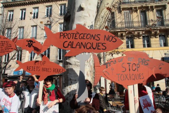 Manifestation à Marseille contre les boues rouges rejetées par l’usine d’alumine Alteo de Gardanne (Photo Robert Poulain)