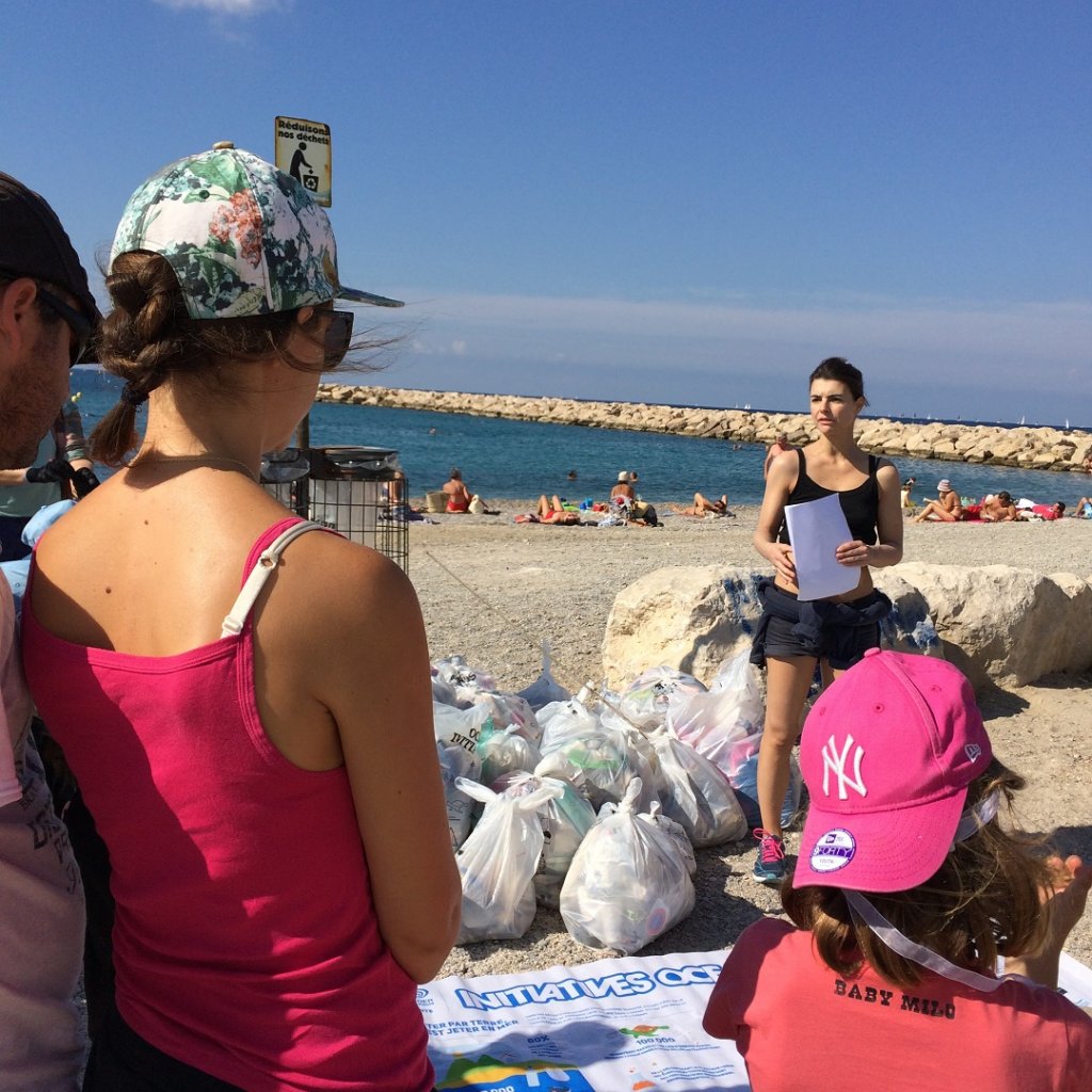 Deux cents volontaires ont ramassé les nombreux déchets dispersés sur les plages de Marseille (Photo M.B.)