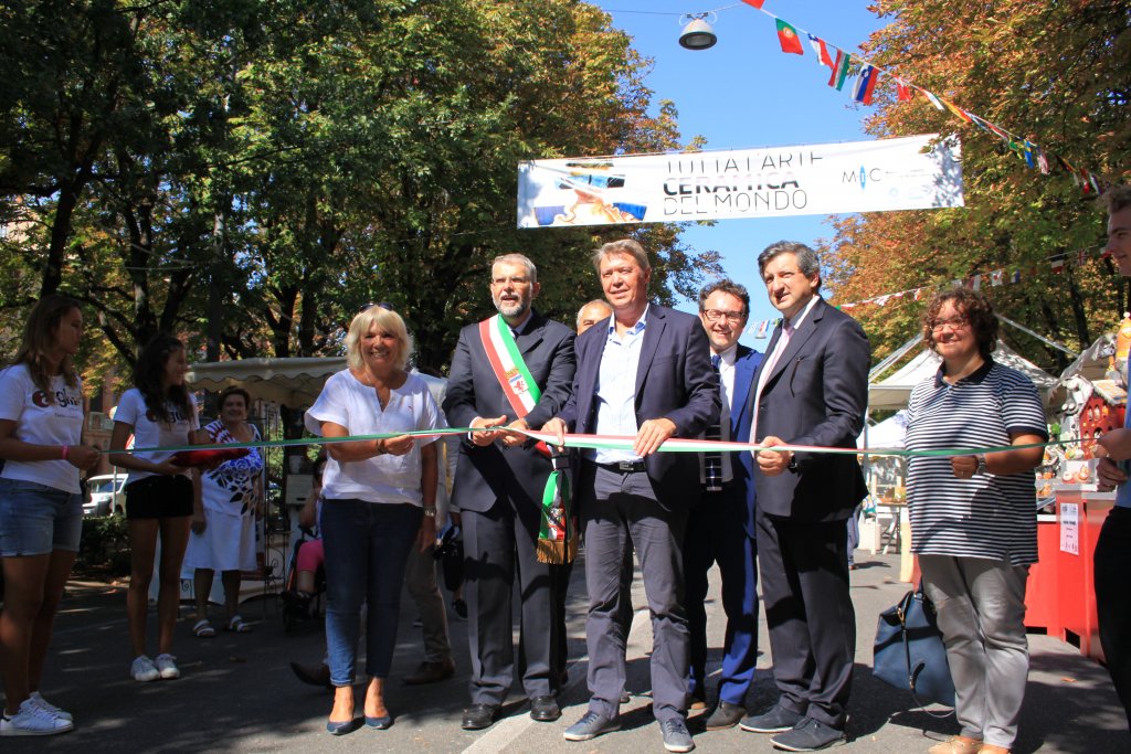 Inauguration du marché potier de Faenza par le maire de la Ville Giovanni Malpezzi et le maire d'Aubagne Gérard Gazay (Photo D.R.)