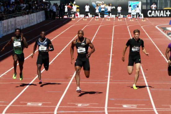 Le Jamaïcain Asafa Powell se promène sur 100 mètres aux côtés du Français Christophe Lemaître (Photo Robert Poulain)