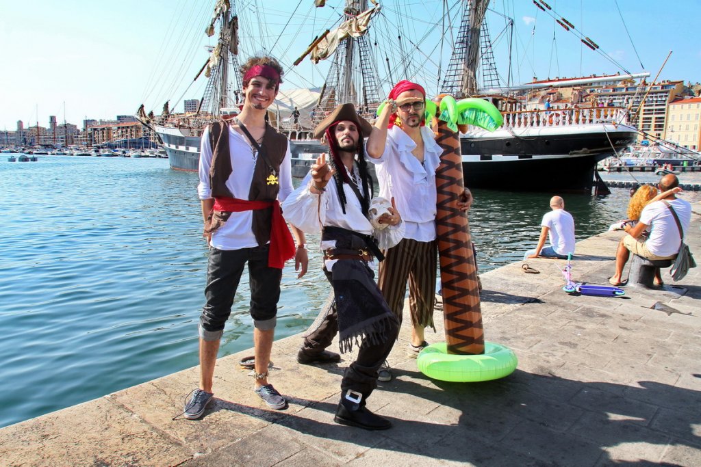 Les pirates du "fameux trois-mâts fin comme un oiseau" Le Belem sévissent sur le Vieux-Port de Marseille (Photo Robert Poulain)