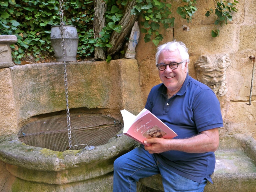 Daniel Chol au cœur d’un jardin privé d’un hôtel particulier qui lui est cher. (Photo M.E.)