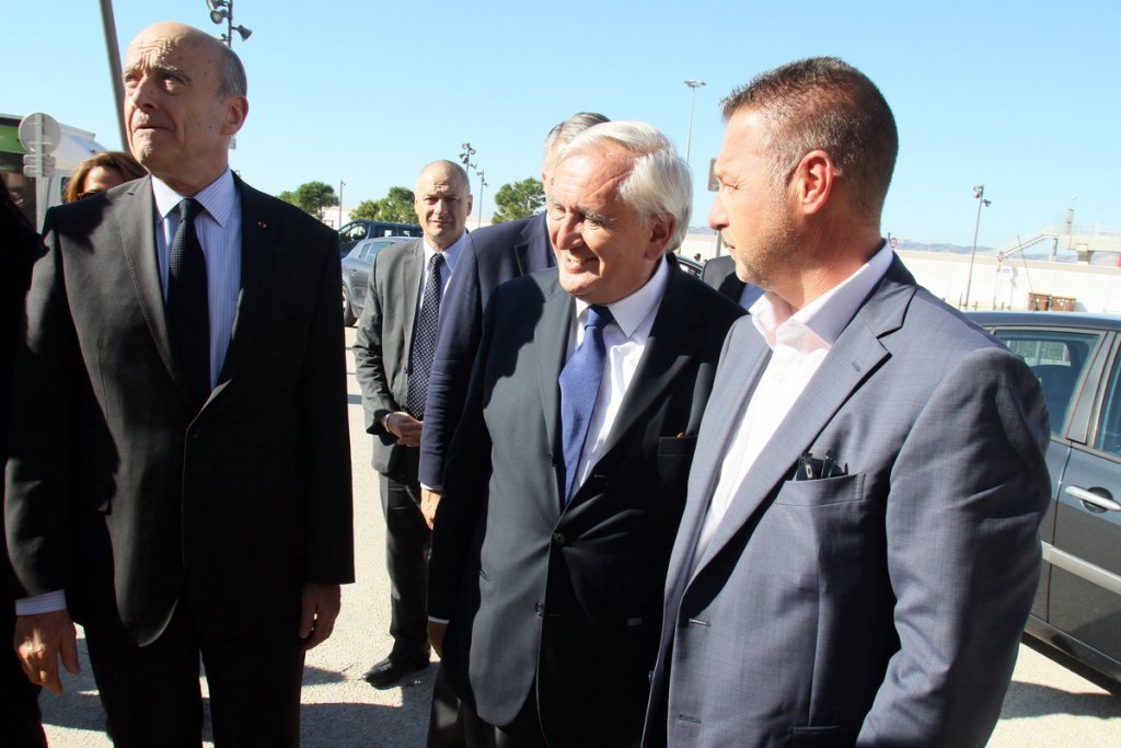 Alain Juppé entouré de Jean-Pierre Raffarin et de Didier Réault lors de son arrivée au Musée Regards de Provence à Marseille (Photo Robert Poulain)