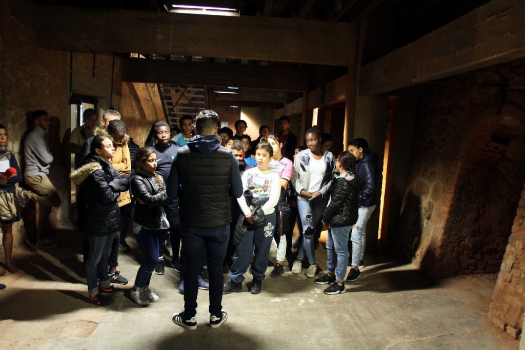 Les collégiens toulousains découvrent au Camp des Milles les conditions de vie des internés: le froid, la promiscuité, la peur... (Photo Robert Poulain)