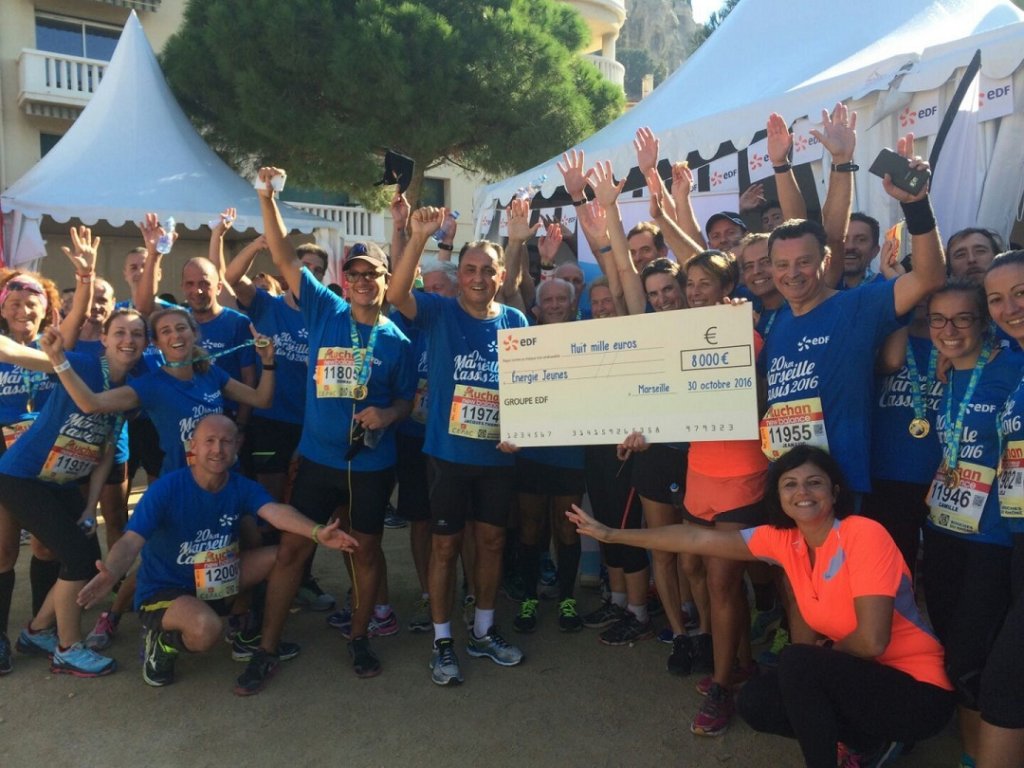 A l’issue de la course, sur le stand EDF, Jacques Thierry Monti, Délégué Régional EDF Paca a remis un chèque de 8 000 euros à Jean-Luc Marin, Délégué Régional de l’association Énergie jeunes (Photo D.R.)