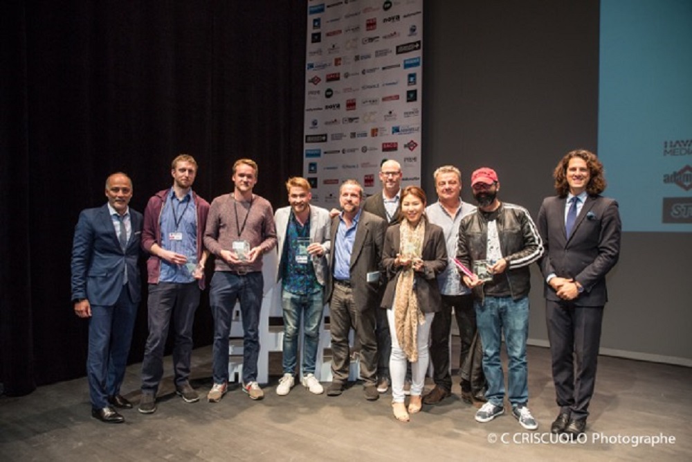 Les lauréats, de gauche à droite : Jean-Michel Albert, président du Marseille Web Fest - François Oversteyns et Gregory Beghin pour Burkland - Hervé Baillargeon et Charles Duschesne pour L’écrivain Public - Gary Bryman pour The Fourth Door - Julie Na pour Dramaworld - Gilles Galud, président du Jury et CEO de Studio+ Biswapati Sarkar pour TVF Pitchers Et Drew Baldwin (Tubefilter / Streamy Awards) maître de cérémonie de la remise des prix