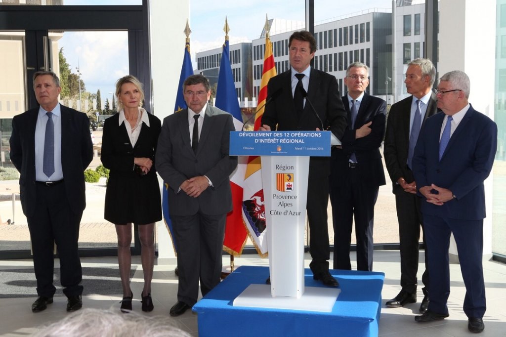 Christian Estrosi, Président de la Région Provence-Alpes-Côte d’Azur, a dévoilé les 12 Opérations d’Intérêt Régional, au Technopole de la Mer, à Ollioules, en compagnie de Bernard Deflesselles, Chantal Eymeoud, Philippe Vitel, Robert Beneventi, Pierre Grand-Dufay et Bernard Kleynhoff (Photo : Pierre Ciot)