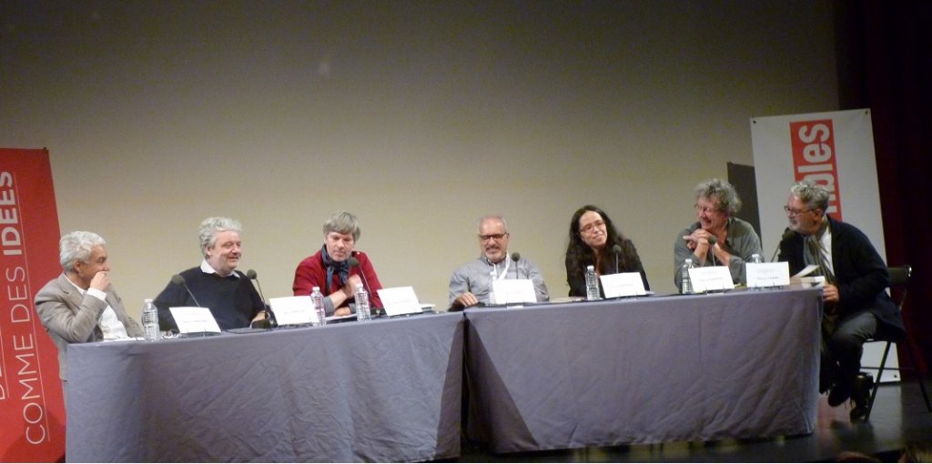 La 4e table ronde des Rencontres d'Averroès a réuni de gauche à droite Smaïn Laacher - Marc Crépon - le médiateur Jean-Marie Durand (Les Inrockuptibles) - Andrea Rea - Dian Heshmat - Thierry Paquot et Thierry Fabre, fondateur des Rencontres (Photo M.C.)