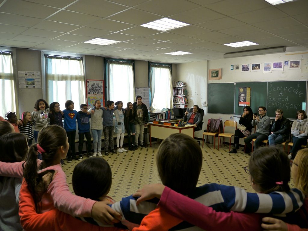 Moment émouvant avec le chant final des écoliers, une chanson sur les émigrants et leurs richesse. (Photo M.E.)